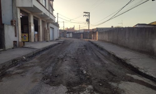 Moradores do Paraíso, em Barra Mansa, comemoram asfalto no bairro